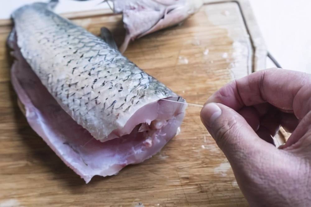 鱼腥线是可以吃的,很多人都称它为鱼筋,样子和筋没什么区别.