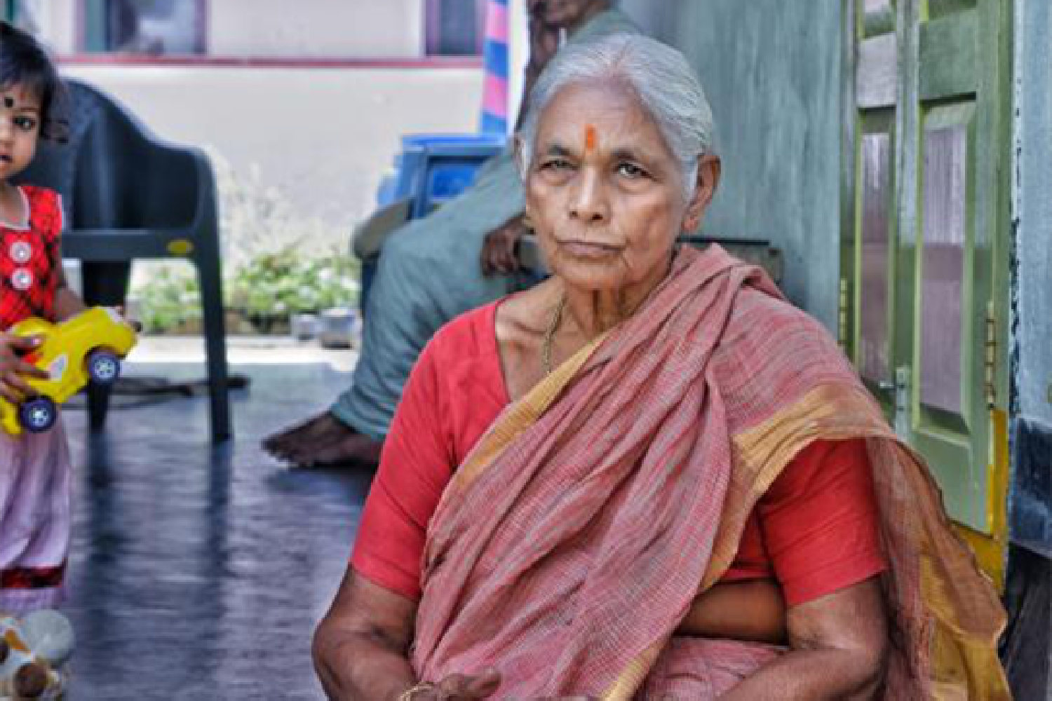 原创印度老人73岁生下双胞胎,丈夫于第二年去世,孩子的未来堪忧