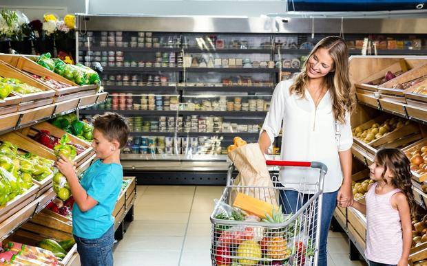 妈妈带孩子去超市,不给买东西就哭闹,妈妈用这个方法让孩子听话