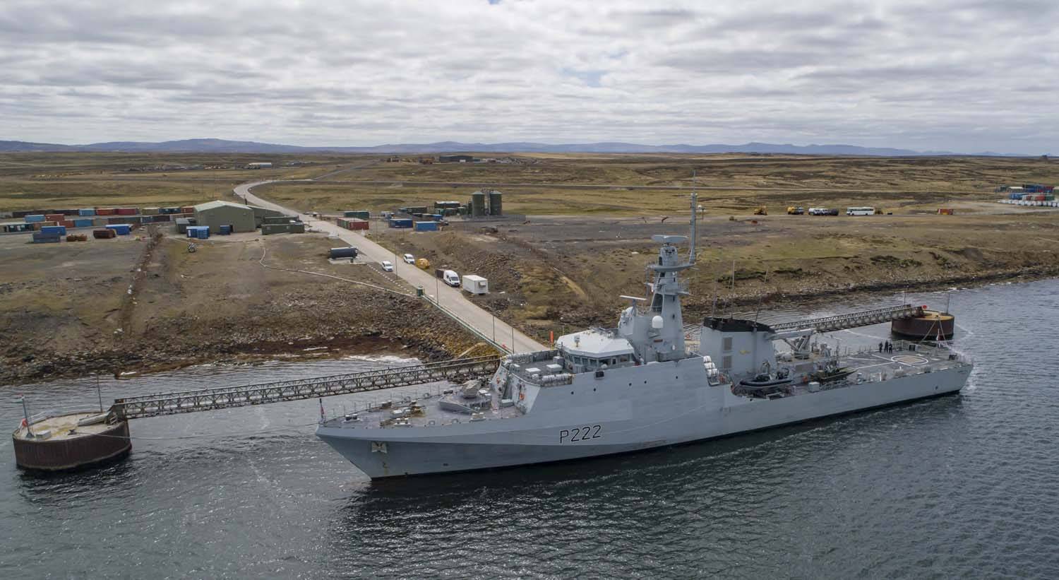 原创英国新航母和3艘战舰,集结军港蓄势待发,细看竟找不出1枚导弹