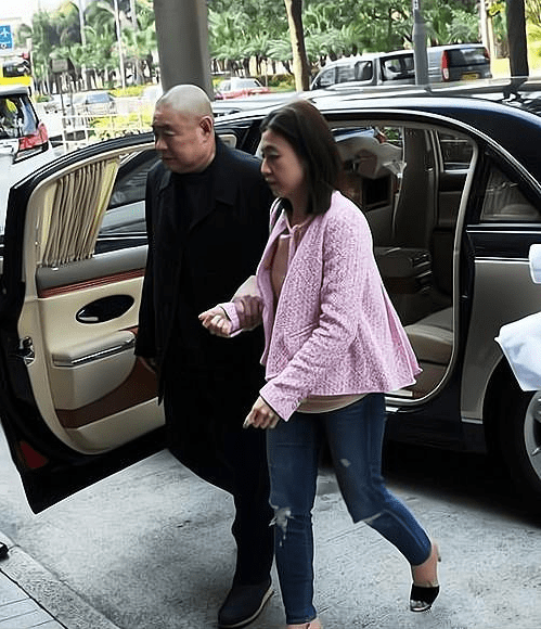 粉色小香风外套怎么搭配下身 3b83b657872a44ccb4e7beccf65a8d92.png