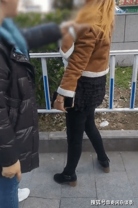 原创安徽合肥女子故意踢翻乞讨老人饭碗被路人揪衣服要求跪下道歉