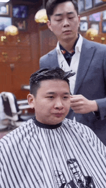 图片[1]-GIF搞笑段子：哥们，我就是想剪个发而已，不需要这么提前我洗头吧！-妖次元