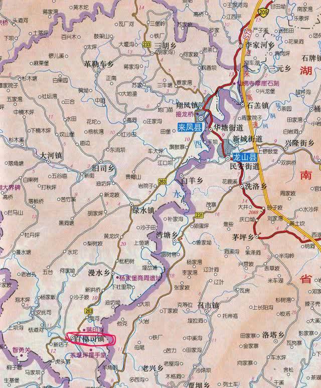 湖北来凤县最南边的镇，同时和重庆、湖南交界，是全国重点镇
