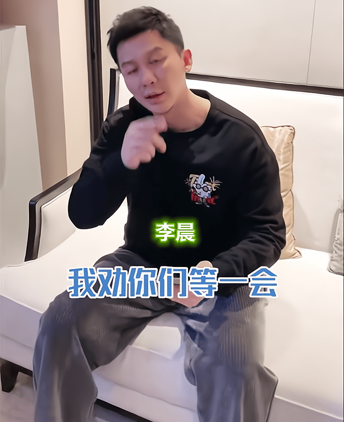 其次,出场的是李晨,他还是一如既往地调侃郑恺,不是腿短就是腰粗,大家
