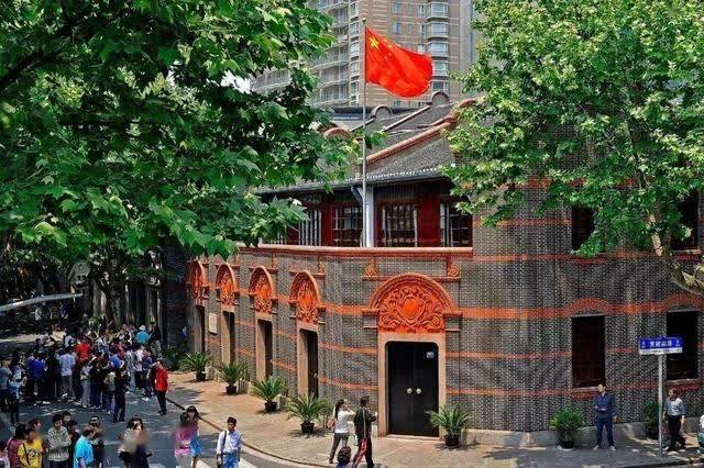我国三个红色旅游经典景区，一个位于上海，还有一处在南昌