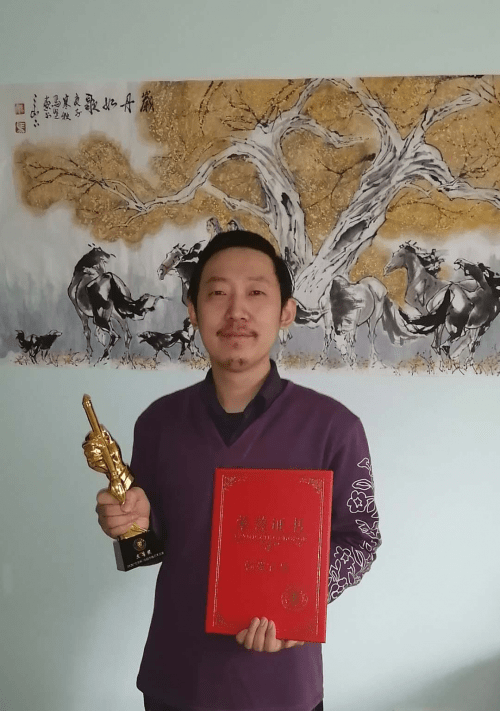 马坚,男,回,1983年生于乌市,多重残疾.