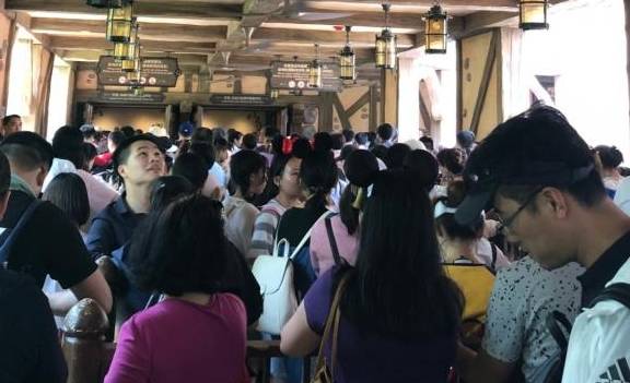 上海迪士尼，游客太多停止售票，游客：排队14小时，简直崩溃