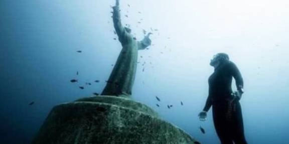 一座“奇特”的博物馆：要潜水才能看到，约400个雕塑很壮观！