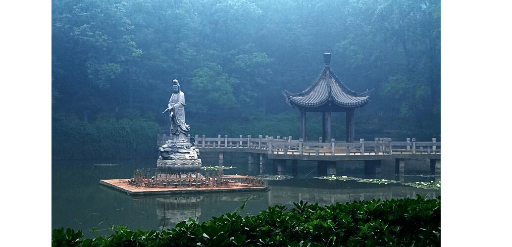 栖霞寺位于南京市栖霞区中峰西麓,誉为第一金陵明秀山!