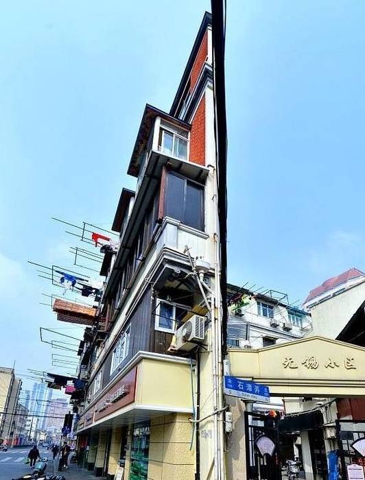 上海“纸片楼”成网红景点，无数抖友前来打卡，网友疑问怎么住人
