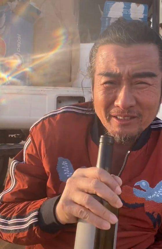 太白金星孙兴近照,晒黑苍老认不出,发福啤酒肚明显却充满活力