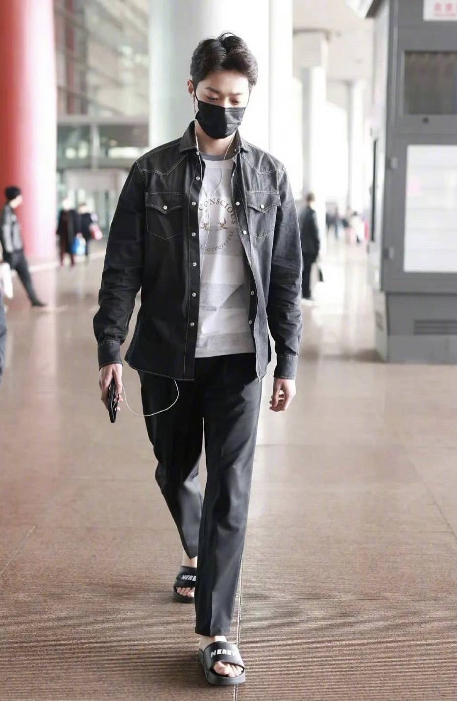 没了踪影,想来也是没带更多合适的鞋,赖冠霖索性穿着拖鞋出现在机场