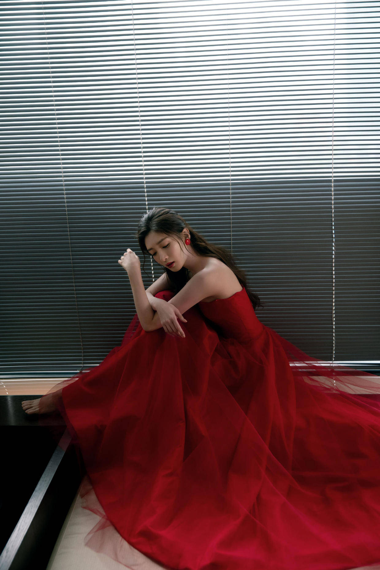 江疏影气质全开,穿一件抹胸连衣裙搭大波浪卷发,性感优雅又洋气_造型