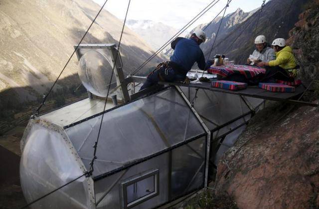 秘鲁一全透明酒店：如同胶囊一般挂在悬崖上，翻过身就能看到悬崖
