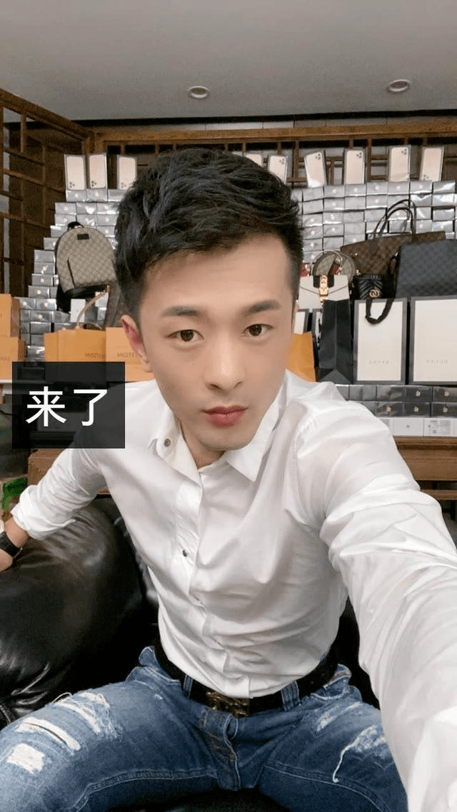 辛巴下跪宣布复出为了捞钱拼了