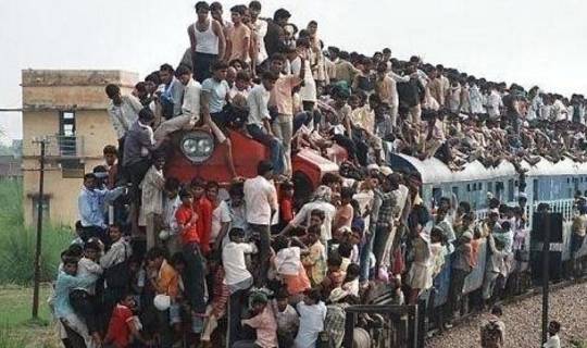 为何印度火车总翻车？原来这样修铁轨，不翻都难