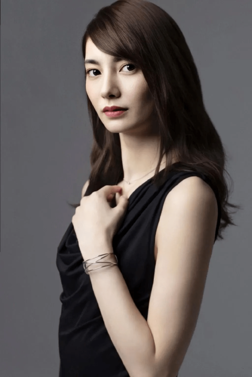 日本丰田太子妃曝光神秘名媛撞脸奥黛丽赫本却偏爱好嫁风