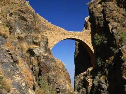世界上最“奇特”的桥，如何建成成谜团，屹立400年不倒