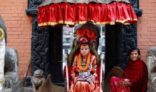 为何尼泊尔“活女神”，国王见了也要下跪？导游说出猫腻