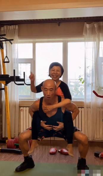 孙德胜"晒8块腹肌,让广大网友们想起了《亮剑》时候的他_健身