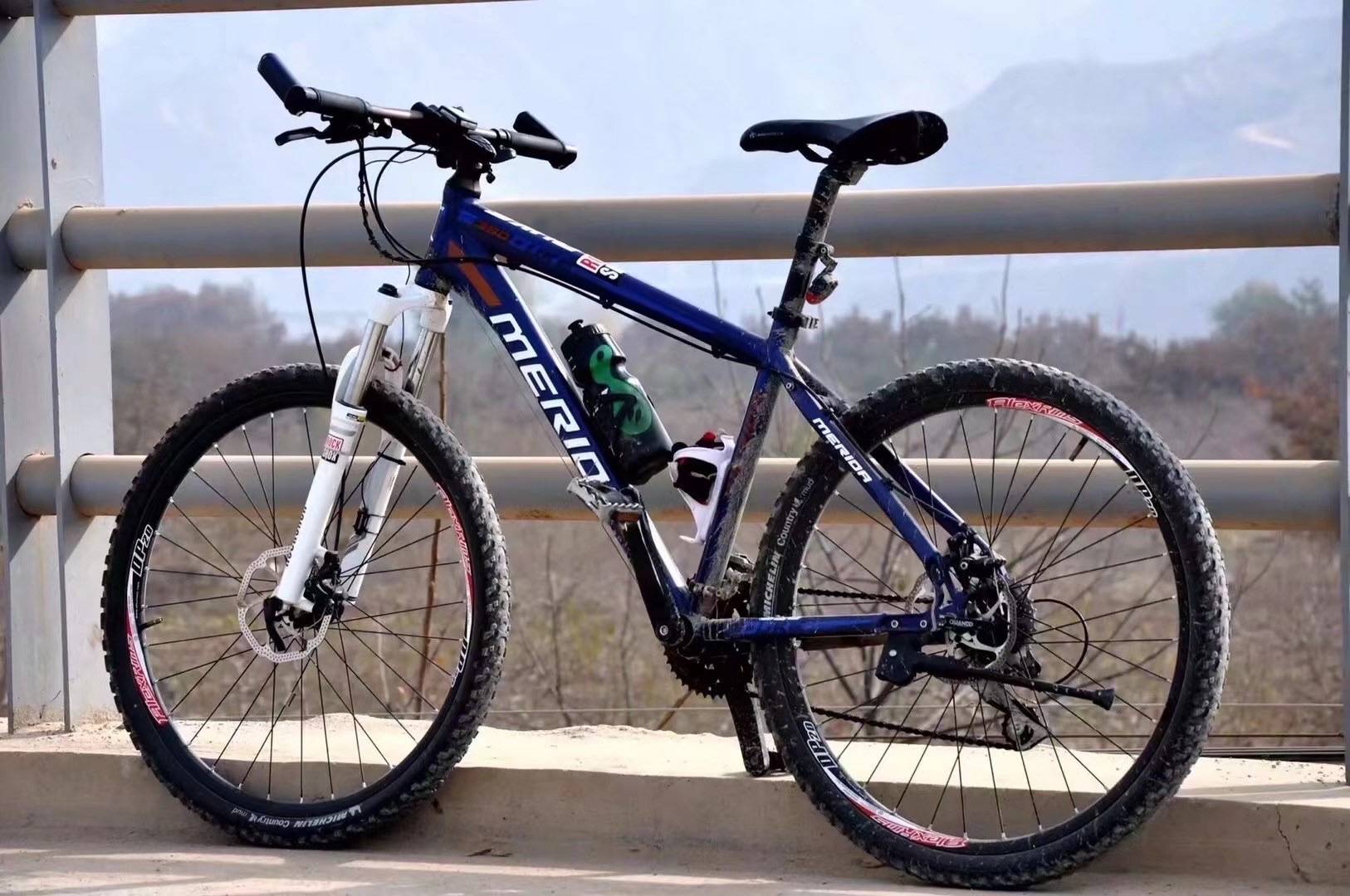 2013年我买了第一辆单车,当时那辆美利达公爵350成为我下班时光的最好