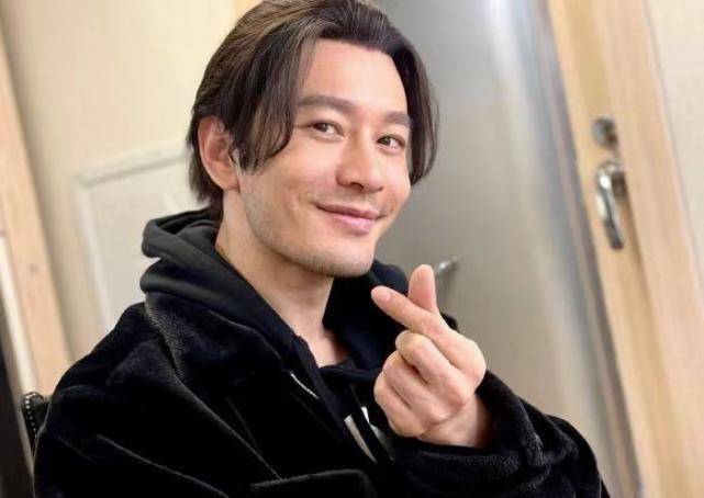 baby穿老公同款衣服撒糖,黄晓明晒照比心,疑隔空示爱妻子_外套