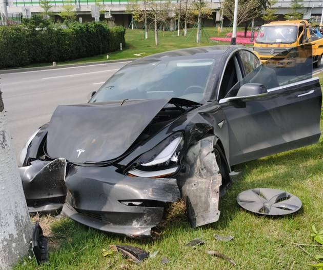 车主驾驶Model 3“自动转向”撞树？还未弹气囊？-搜狐大视野-搜狐新闻