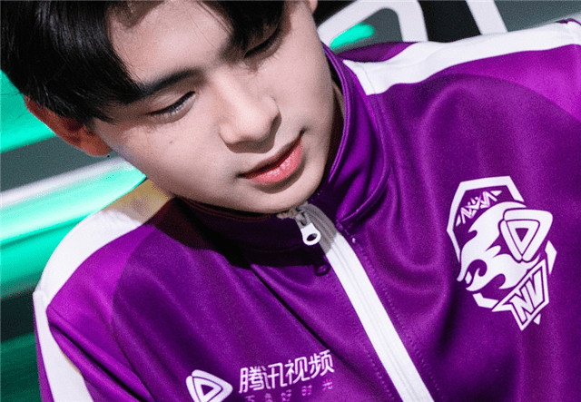 nv伞兵再夺周冠采访却这么凡尔赛想破自己的纪录并戴满戒指