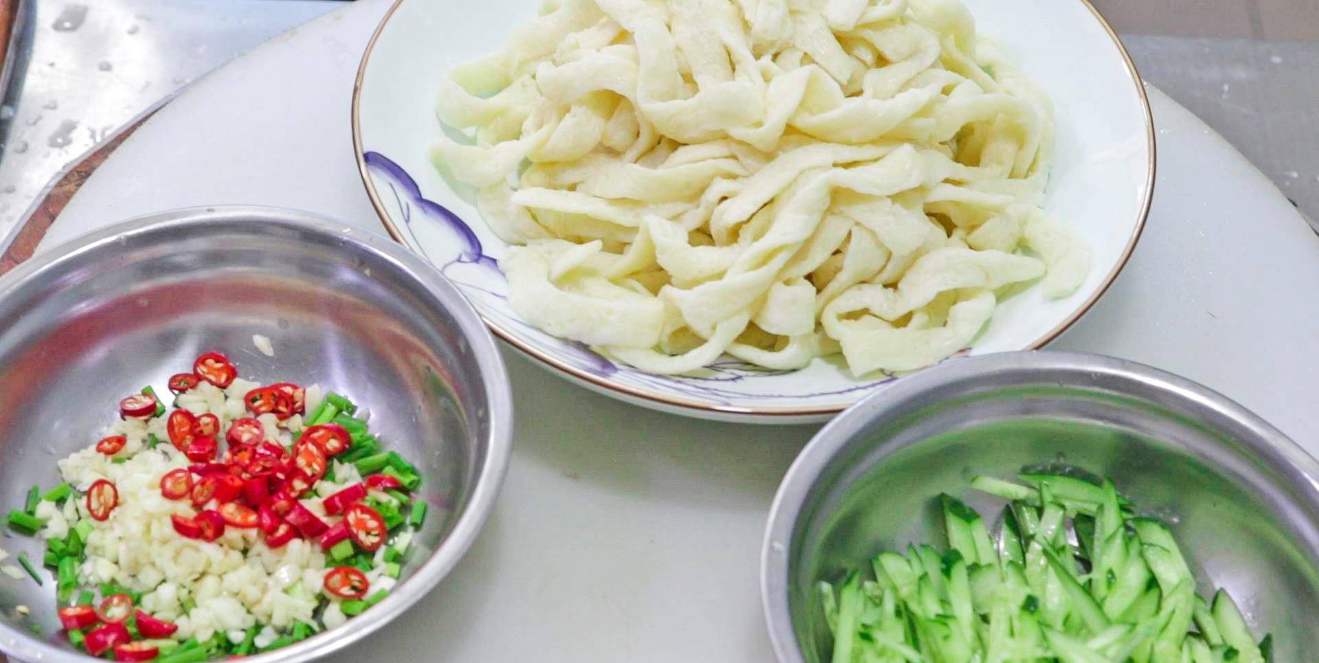 这才是牛筋面最爽口的做法，香辣筋道又入味，看大厨用的啥调料？