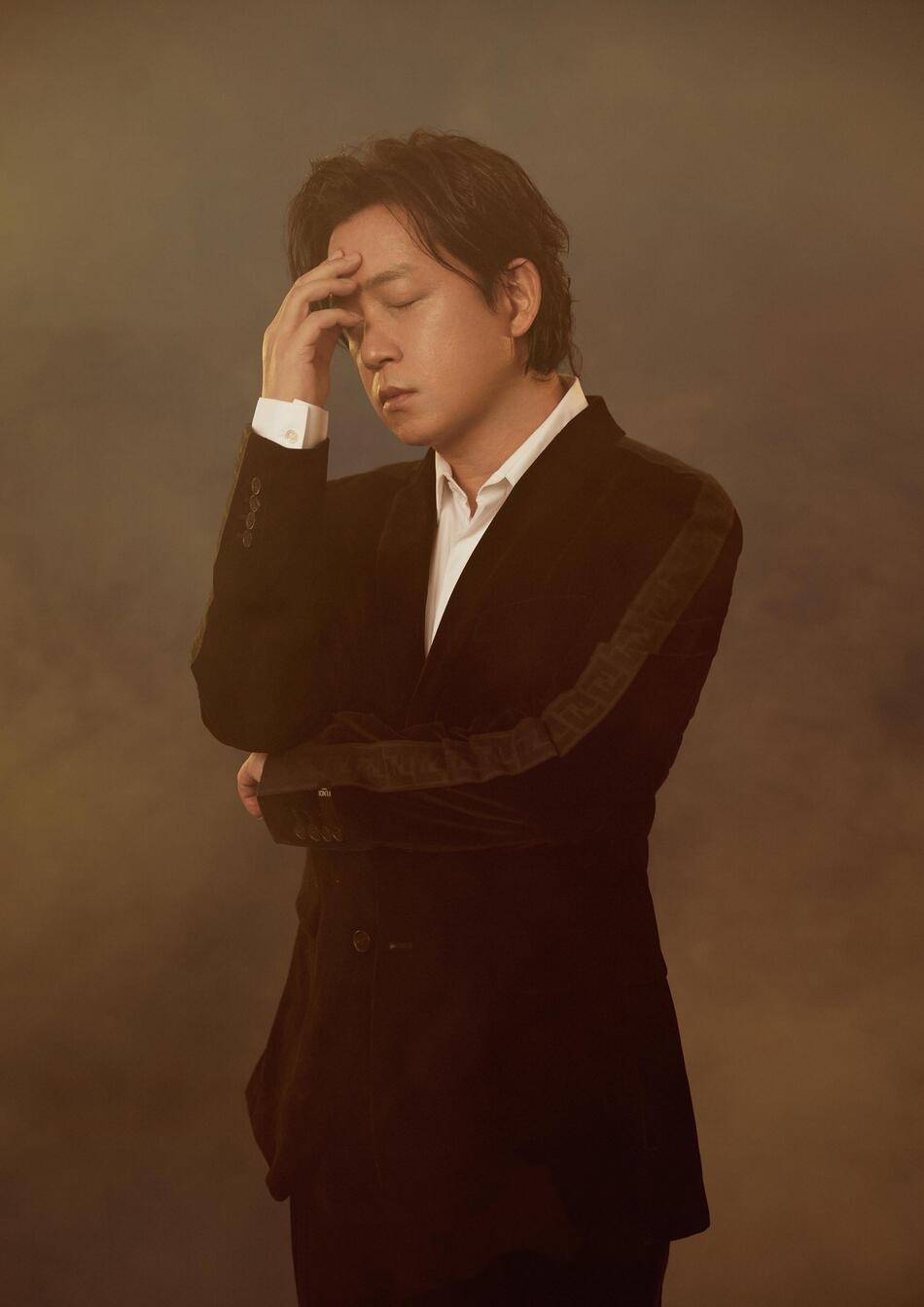 原创46岁潘粤明大片曝光瘦身成功颜值气质双在线秒赢小鲜肉