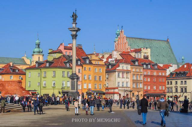 波兰华沙最美的广场，小美人鱼雕像是民族标志？冬天却变身溜冰场