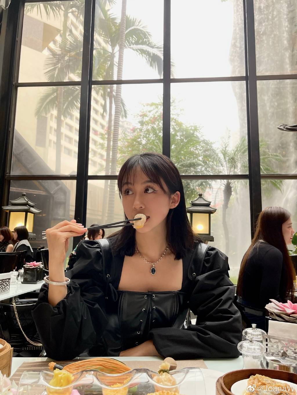 韦世豪女友瀑布餐厅品美食 晒照分享甜蜜生活(图)