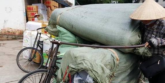 云南河口口岸；每天越南女性过来采购，自行车可装上千斤货物