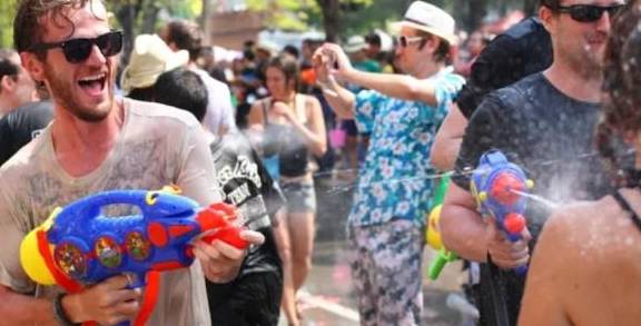 乌克兰盛大的泼水节，女子漂亮就要被泼水，泼得越多越受欢迎