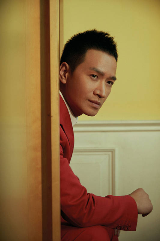 何晟铭一组最新写真大片曝光,红色西服套装内搭白衬衫,尽显硬朗帅气