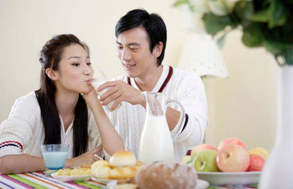 不同的人群喝牛奶的最佳时间也不同你知道吗