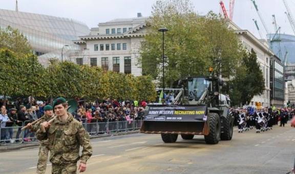 伦敦街头偶遇游行庆典，带你看看英国的军车都啥样子