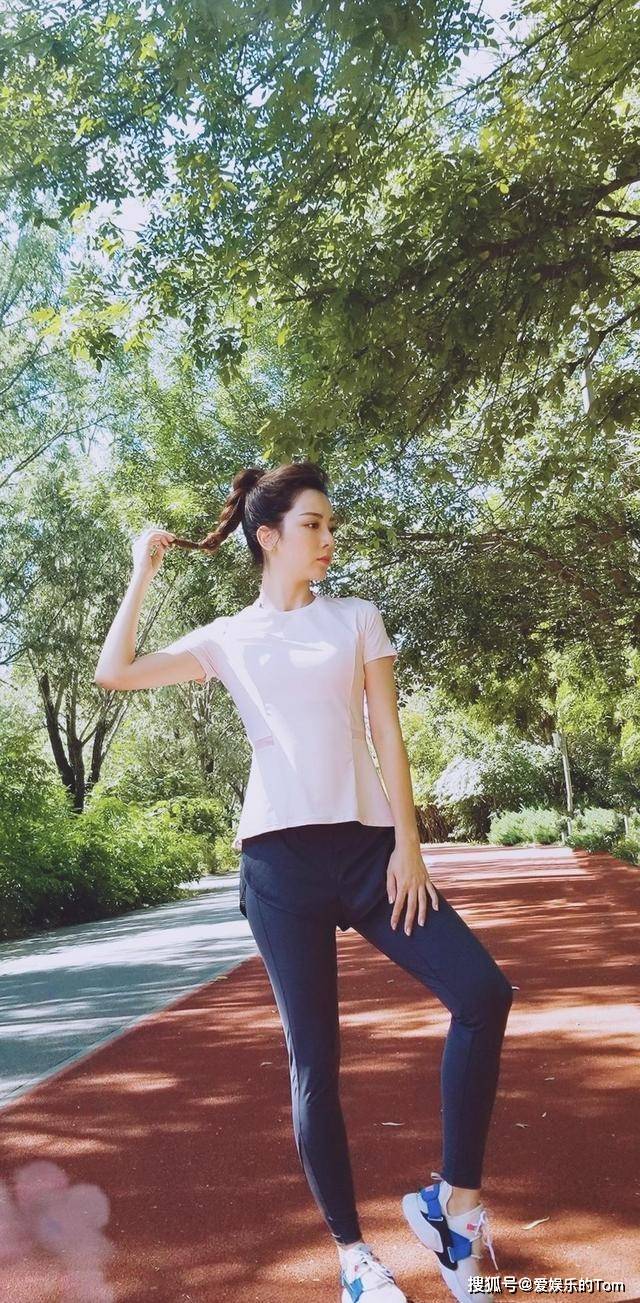 央视春晚最美主持人李思思的身材迷人蚂蚁腰获得网友高度赞美