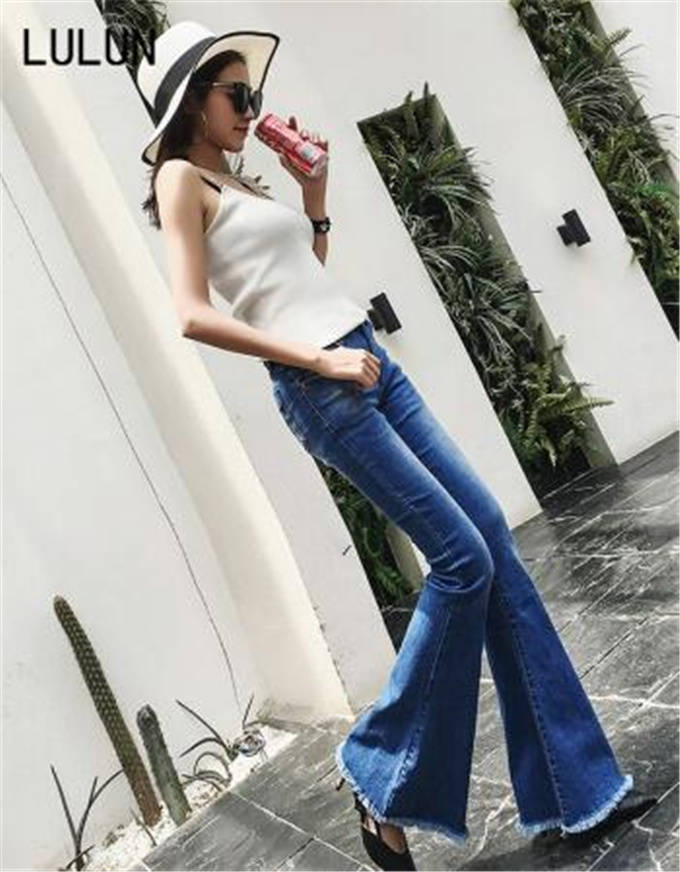 牛仔喇叭裤怎样搭配才能显瘦显气质轻松穿出时髦感