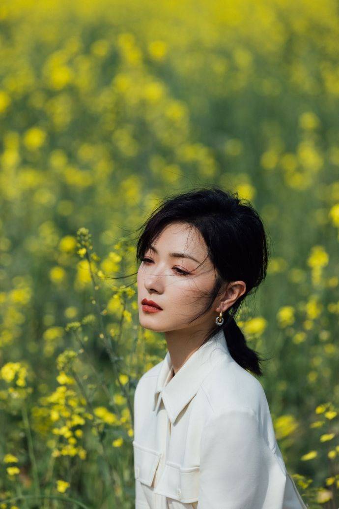 原创 万茜一身白色套装清新优雅,油菜花田里曼妙生姿,尽显春日美好