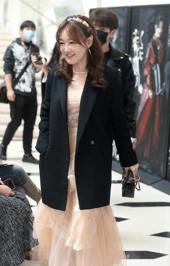 女人怎么打扮看起来年轻 9ef94008c1e2430a98e761518c774c00.png