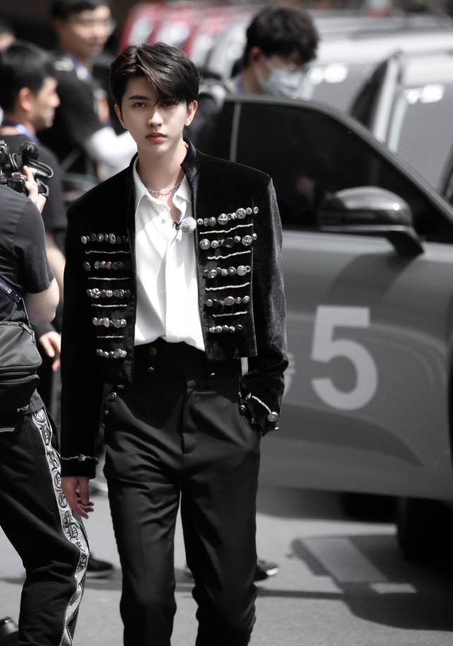 angelababy生图出炉挑战暗黑公主造型与蔡徐坤成豪门姐弟