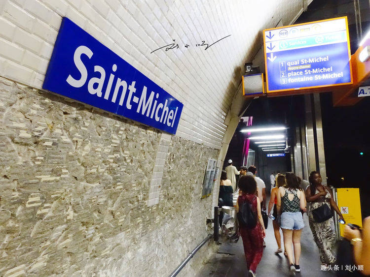 实拍法国巴黎地铁站，装修非常简陋，墙上布满涂鸦，黑人还特别多