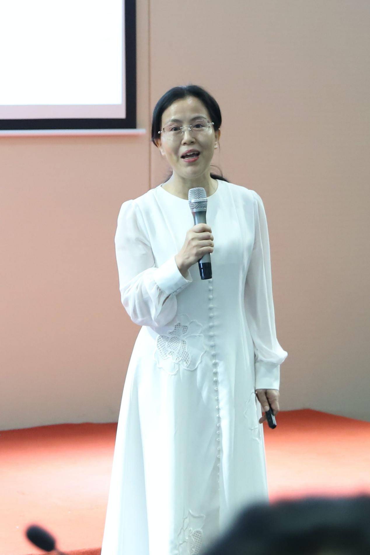 深圳市伯乐父母教育科技有限公司总经理周明老师发表主题演讲,介绍