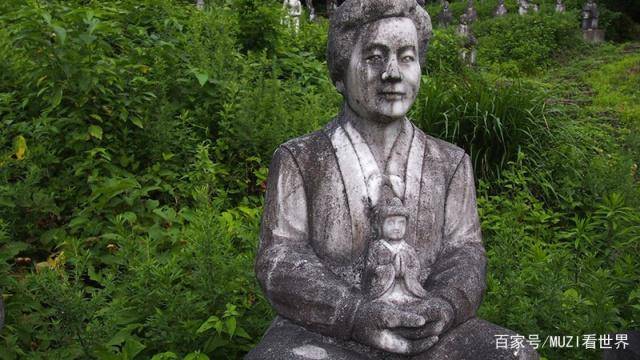 日本富豪为亲友建雕像园，游客只敢白天进去观看，晚上让人害怕！