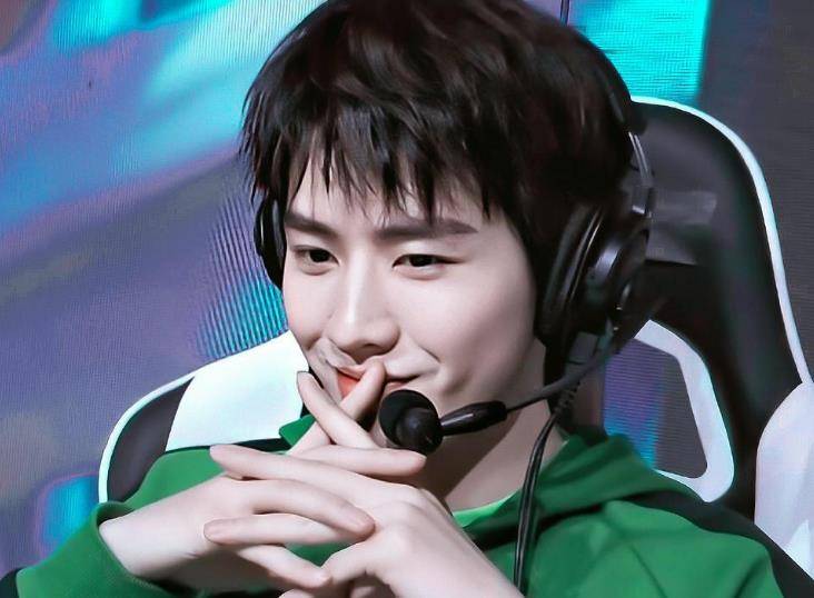 这么联系一看,不知道当时任豪是不是被白色系文化传媒的公司文化影响