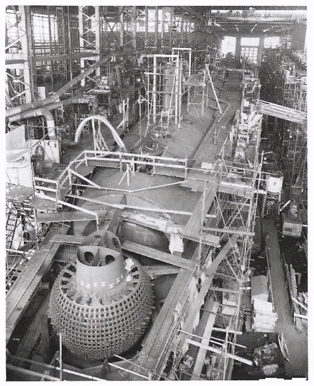 长尾鲨级核潜艇艇首安装了划时代的球形综合声呐