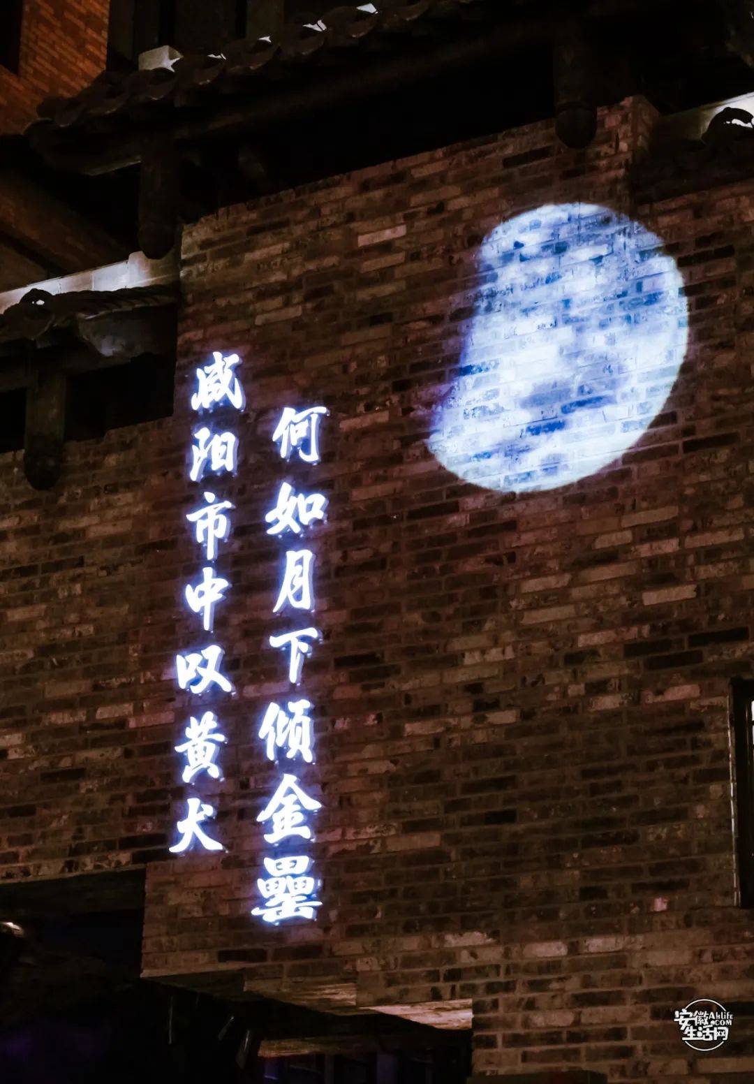 闻名的罍街建筑风格也别具特色呈现出浓郁的复古风与文化味儿
