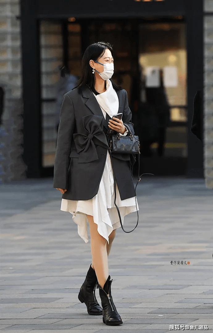 街拍西装美女年年穿年年有不同